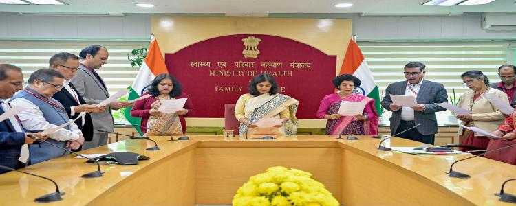   स्वास्थ्य एवं परिवार कल्याण विभाग की सचिव, सुश्री पुण्य सलिला श्रीवास्तव ने 26 नवंबर 2025 को नई दिल्ली में अधिकारियों एवं कर्मचारियों को संविधान दिवस की शपथ दिलाई